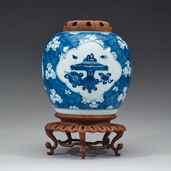 A blue and white jar, Qing dynasty, Kangxi (1662-1722).