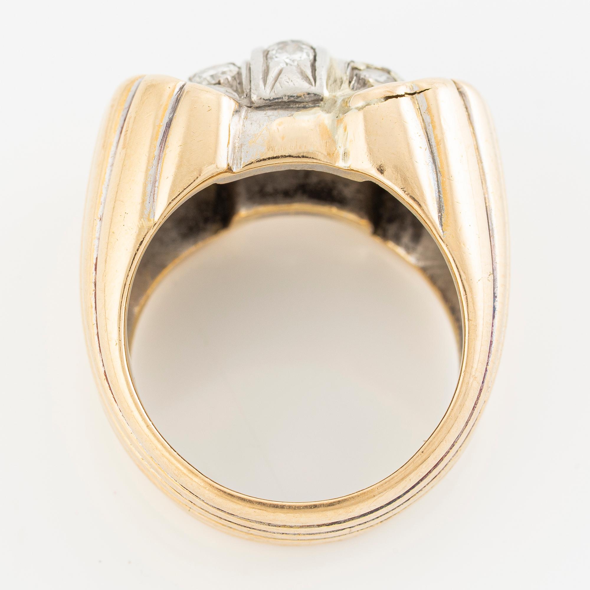 Ring, cocktailring, 18K guld med briljantslipade diamanter, 1950-tal.