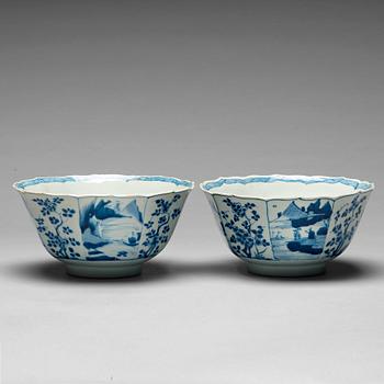 207. A pair of blue and white bowls, Qing dynasty, Kangxi (1662-1722).