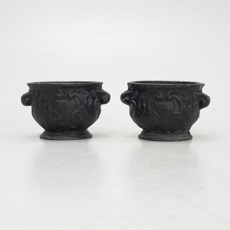 A pair of cast iron garden urns, 'Barockurnan', Näfvqvarns Bruk, Sweden, 20th century.