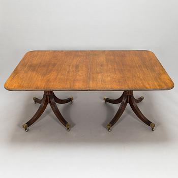 Matbord och 8 stolar, mahogny, tageltyg, England, 1900-talets första hälft.
