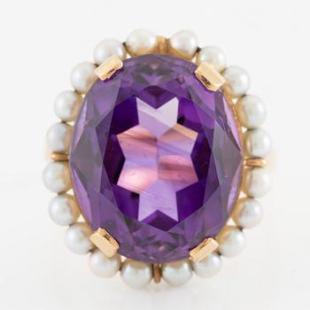 Ring, Evert Lindberg, 18K gold with a large faceted amethyst and cultured pearls.