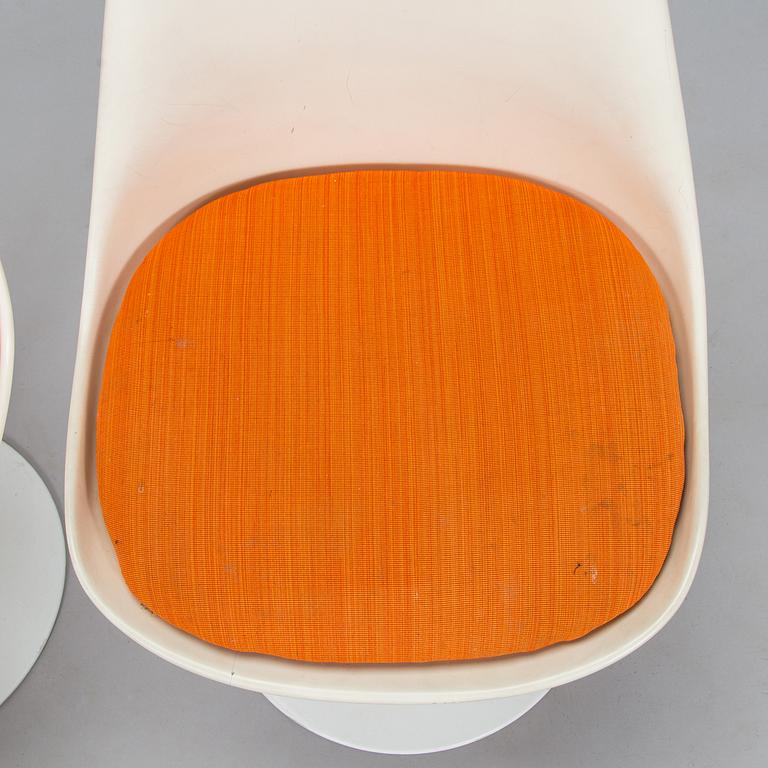 Eero Saarinen, A 'Tulip' furniture set, table with eight chairs, Knoll International, 1970s.