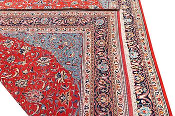 A Kashan carpet, a. 320 x 234 cm.