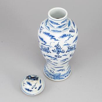 A blue and white porcelain vase with cover, Qing dynasty, late 19th century.