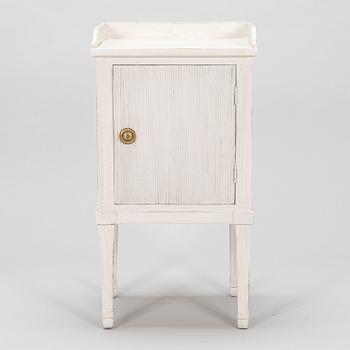 Nattduksbord/sängbord, gustaviansk stil, omkring 1900.