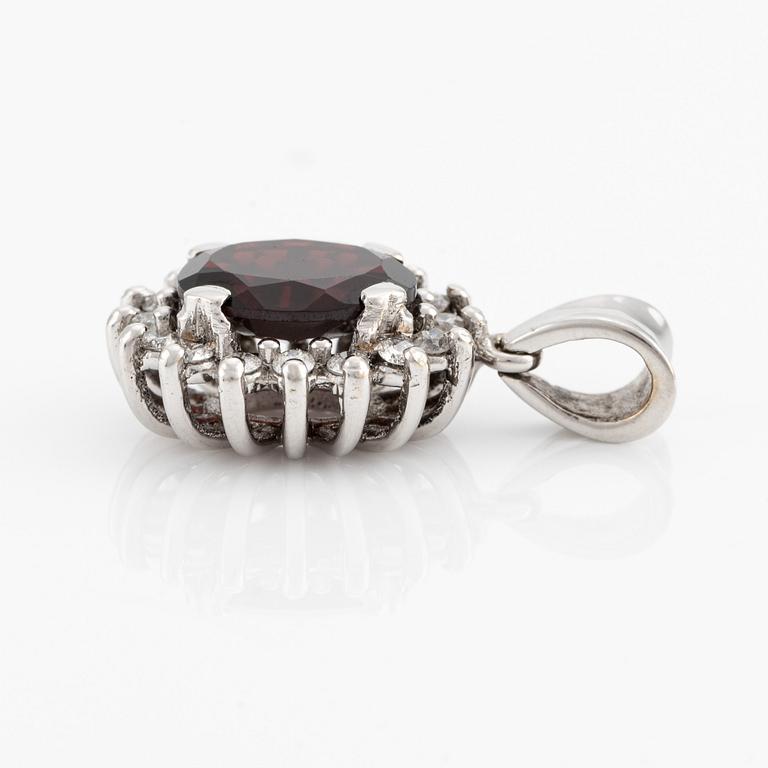 White gold pendant with garnet and brilliant-cut diamonds.