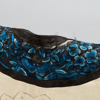 TAKKI, kirjailtua silkkiä, Kiina 1900-luku.