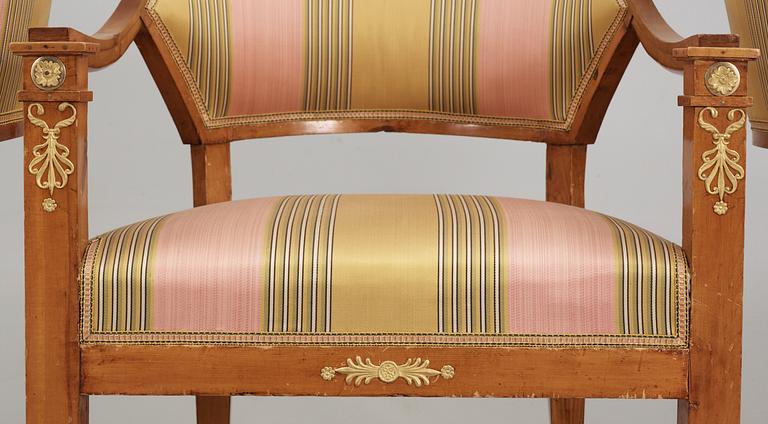 SALONGSGRUPP, åtta delar, bestående av sex karmstolar, en soffa och ett bord. Karl Johan, 1800-talets första hälft.