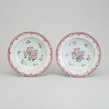 A pair of famille rose export porcelain soup dishes, Qing dynasty, Qianlong (1736-95).