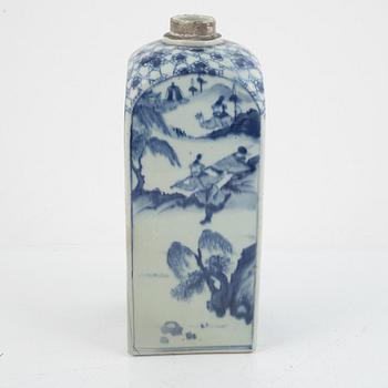 A Chinese blue and white transition flask, 17th century.