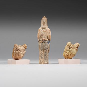 FIGURER, tre stycken, lergods. Tangdynastin (618-907).