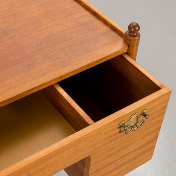 A 1960'S VANITY TABLE.