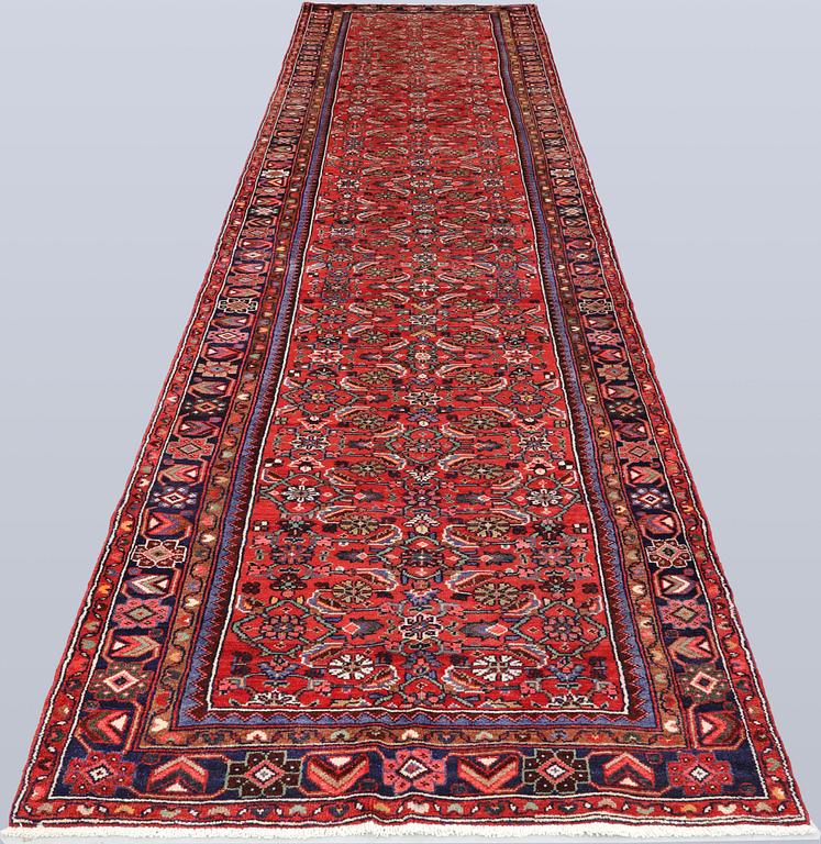 A Hamadan runner, approx. 510 x 107 cm.