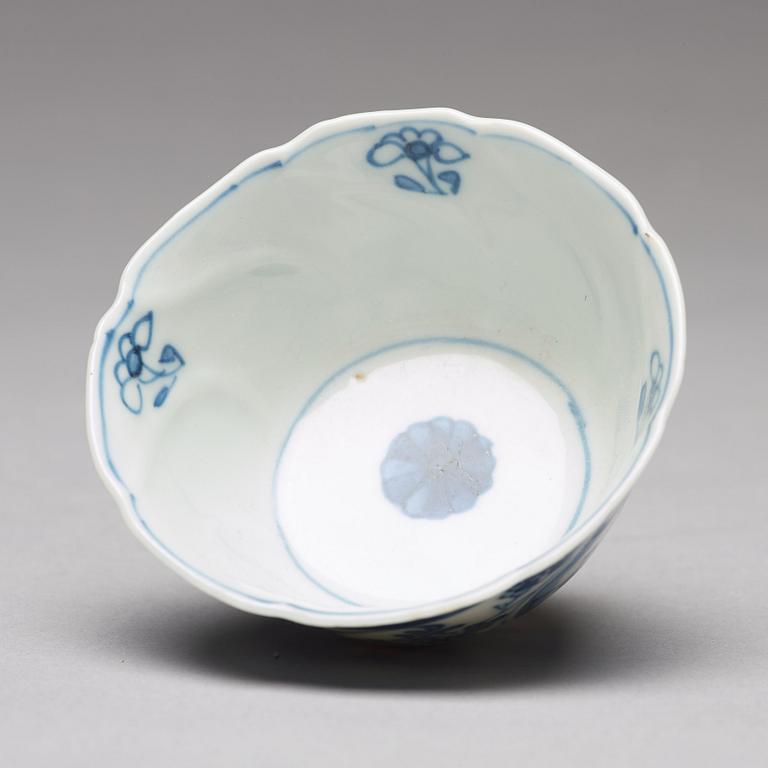 KOPPAR med FAT, tre stycken, porslin. Qingdynastin, Kangxi (1662-1722).