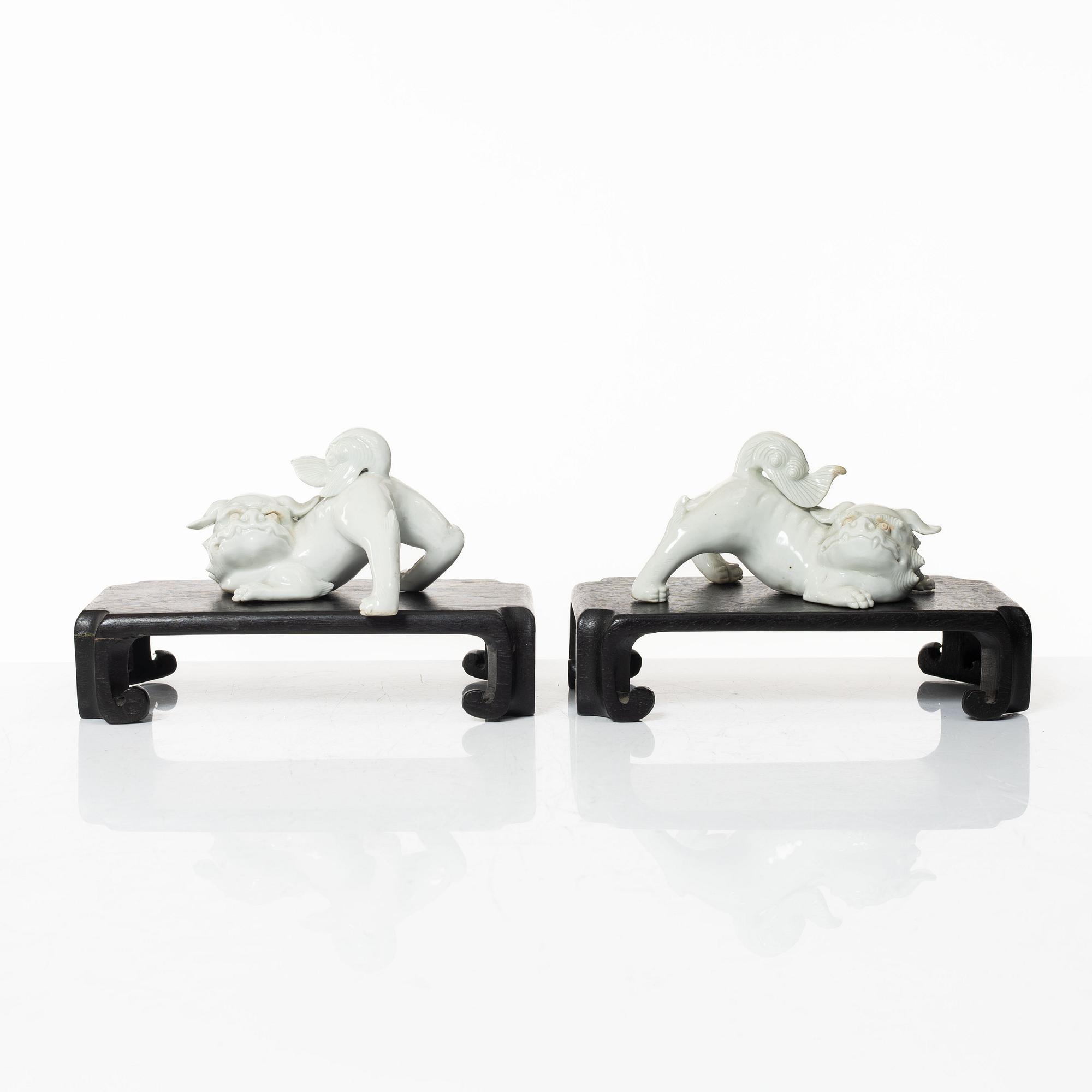 Fohundar 'shishi', ett par, porslin, Japan, hirado-stil, Meiji/Taisho, sent 1800-/tidigt 1900-tal.