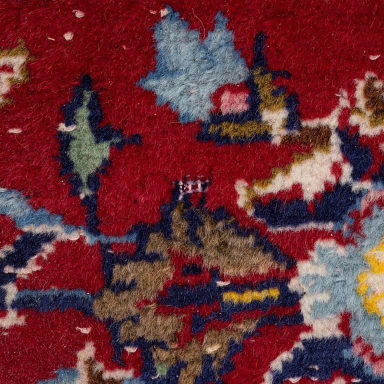 A Kashan carpet, c. 309 x 202 cm.