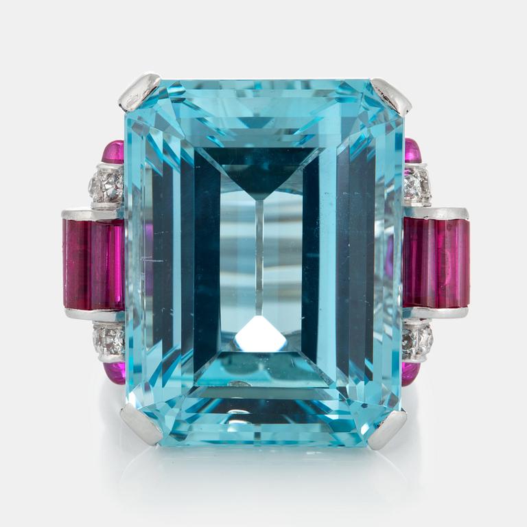 Ring med en fasettslipad akvamarin ca 35 ct och trappslipade rubiner total vikt ca 1.50 ct.
