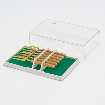 Tillander, tarjoiluhaarukoita, 6 kpl, emalia ja kullattu hopeaa (916), Helsinki 1950.