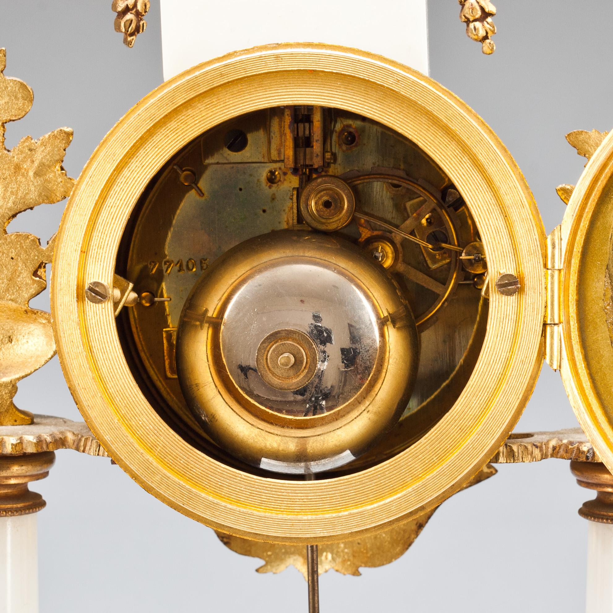 BORDSPENDYL, Louis XVI-stil, 1900-talets andra hälft.
