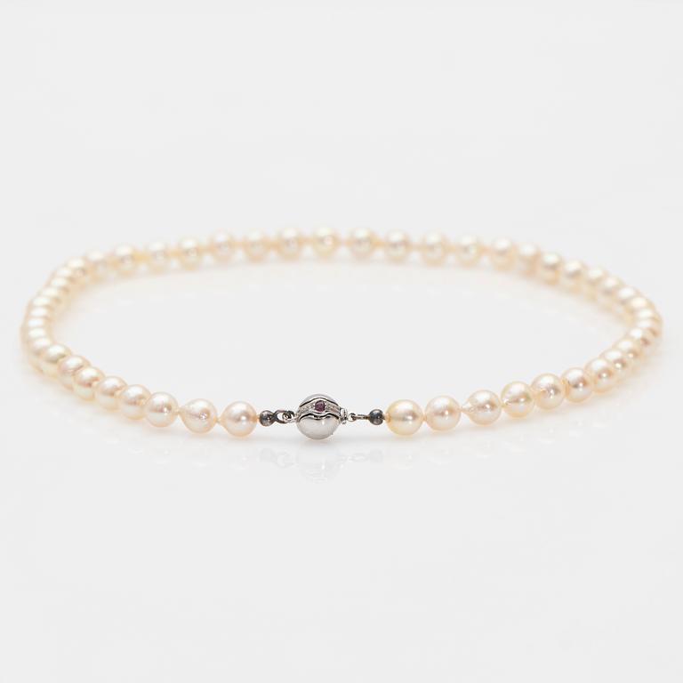Pearl necklace, clasp in silver with stones.