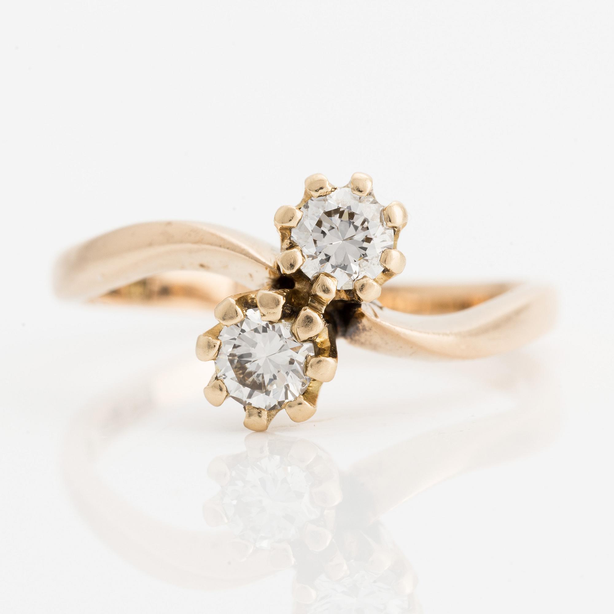 Ring, syskonring med två briljantslipade diamanter.