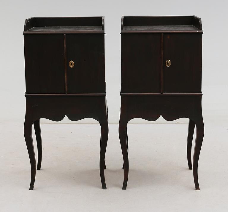SÄNGBORD, 1 par, rokokostil, för Nationalmuseum, 1900-talets andra hälft.