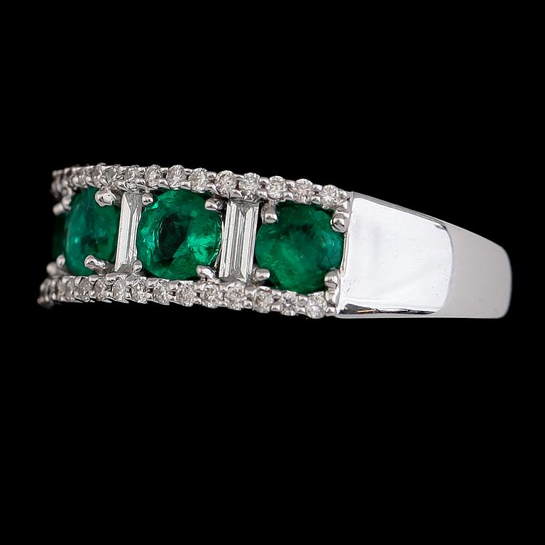 RING, 18 k vitguld, smaragder och briljant- och baguettslipade diamanter. Vikt ca 6,8 g.