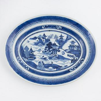 A 30-piece blue and white dinner service, China, Jiaqing (1796-1820).