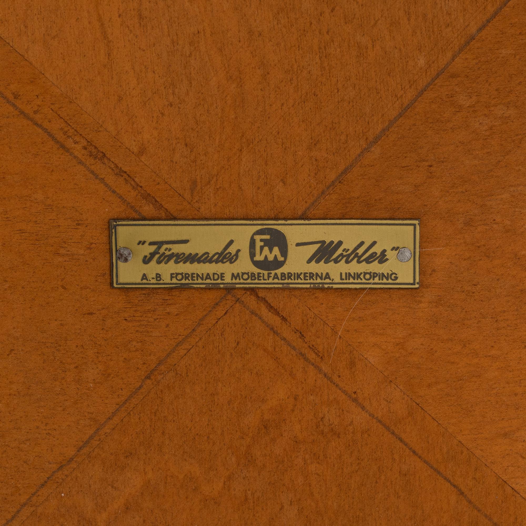 Svante Skogh, a mahogny veneered Swedish Modern coffee table, Förenades Möbler, Linköping, Sweden, 1940-tal.
