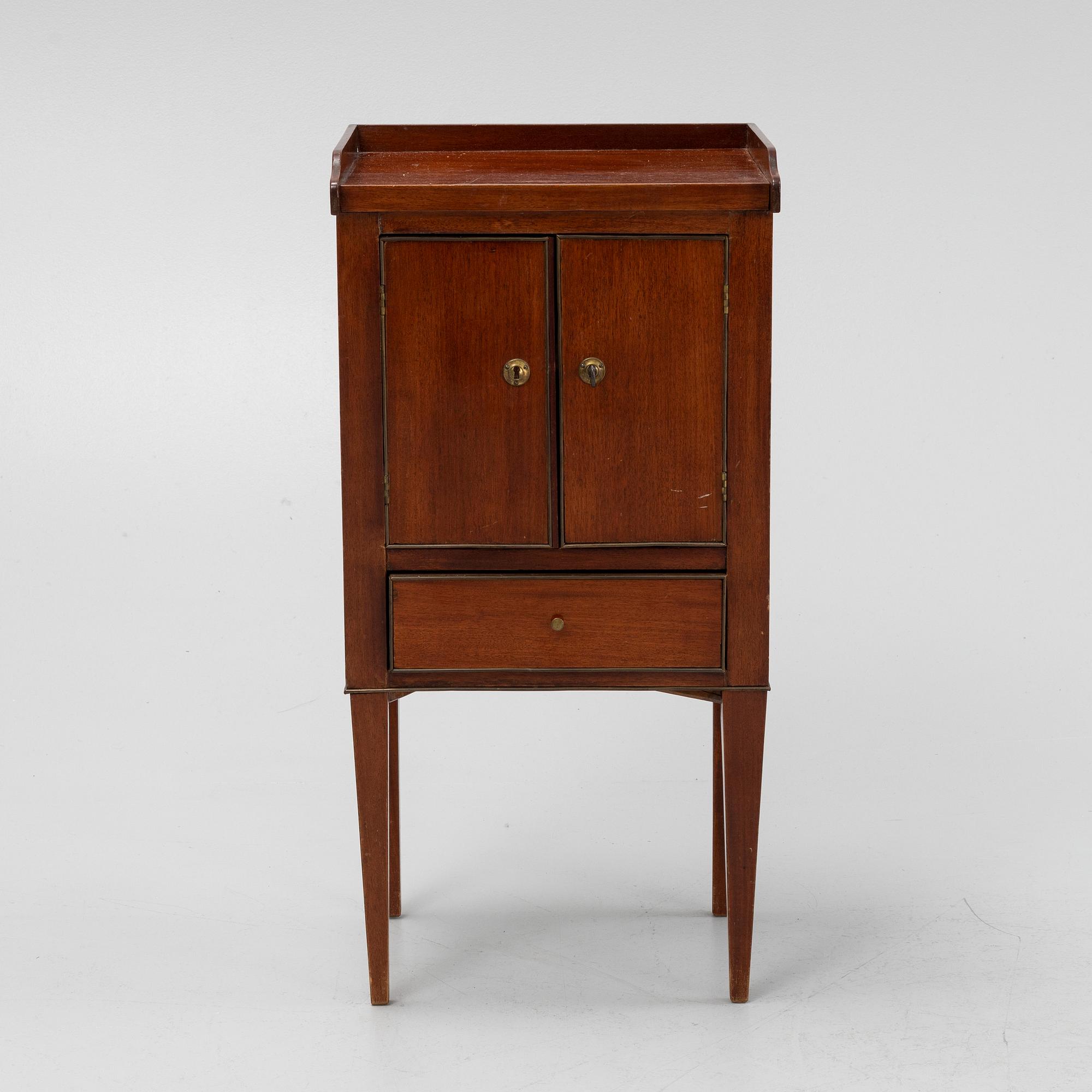 A mahogany bedside table, England, around the year 1800.