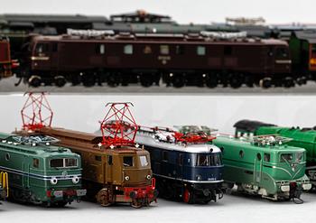 PARTI MODELLTÅG, ca 60 delar, bl.a. Märklin. 1900-tal.