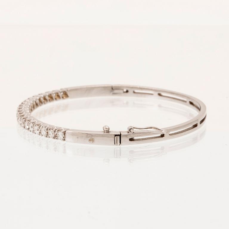 An 18K white gold bracelet set with round brilliant-cut diamonds.