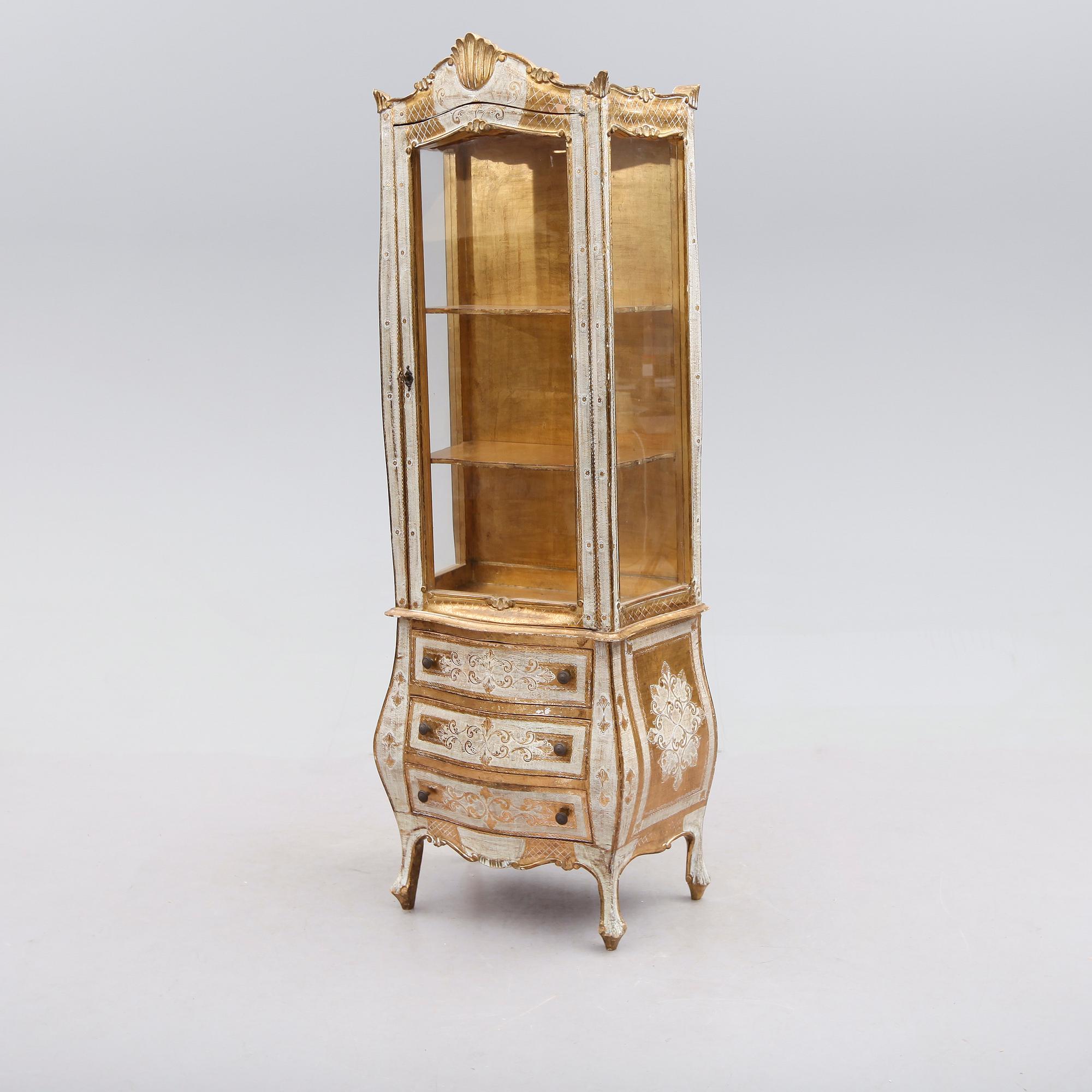 VITRINSKÅP, rokokostil, 1900-talets andra hälft.