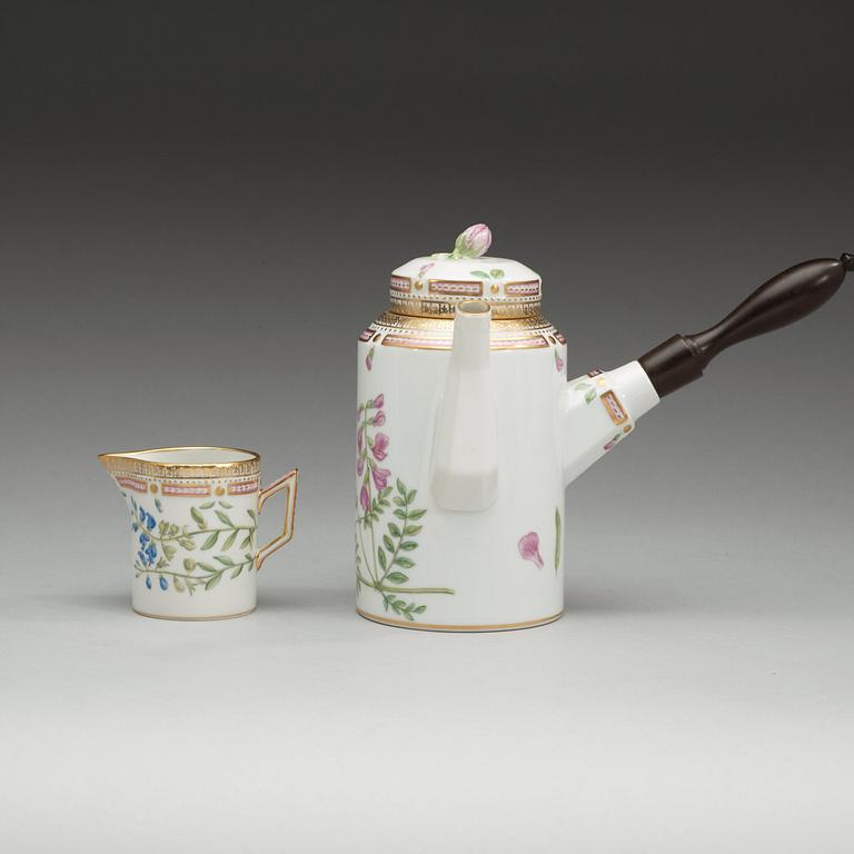 CYLINDERKAFFEKANNA samt GRÄDDSNIPA, porslin. "Flora Danica", Royal Copenhagen, Danmark, 1900-tal.