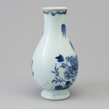 A Chinese blue and white porcelain vase, Qing dynasty, 18th century.