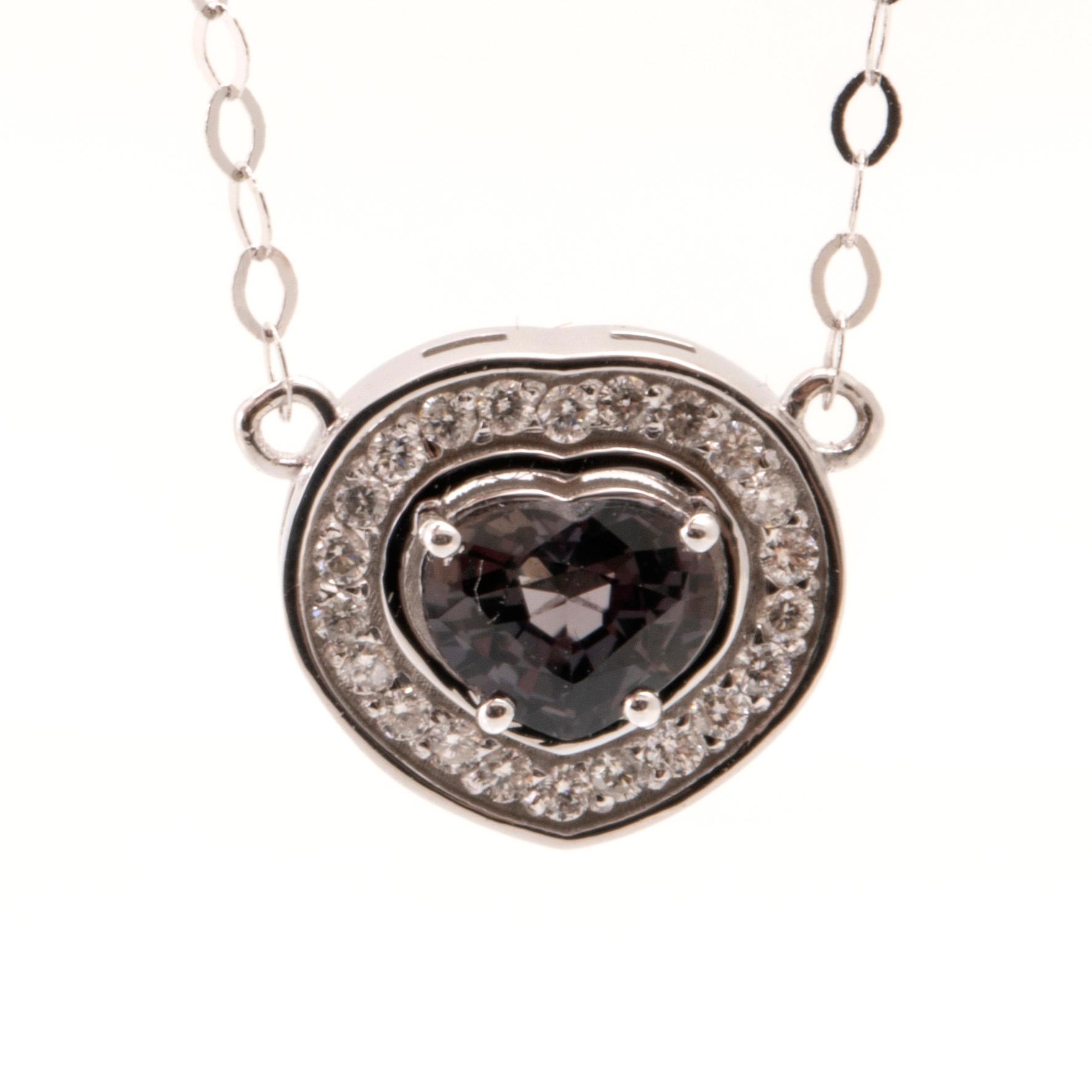 Halsband 18K vitguld med hjärtslipad lila safir samt runda briljantslipade diamanter, Arezzo Italien.