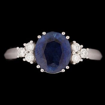RING, 18k vitguld med safir 2,26ct och diamanter tot 0,20ct. Vikt ca 4,8 gram.