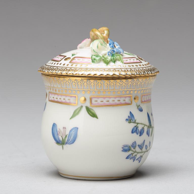 CREMEKOPPAR med LOCK och FAT, sex stycken, porslin. "Flora Danica", Royal Copenhagen, Danmark, 1900-tal.