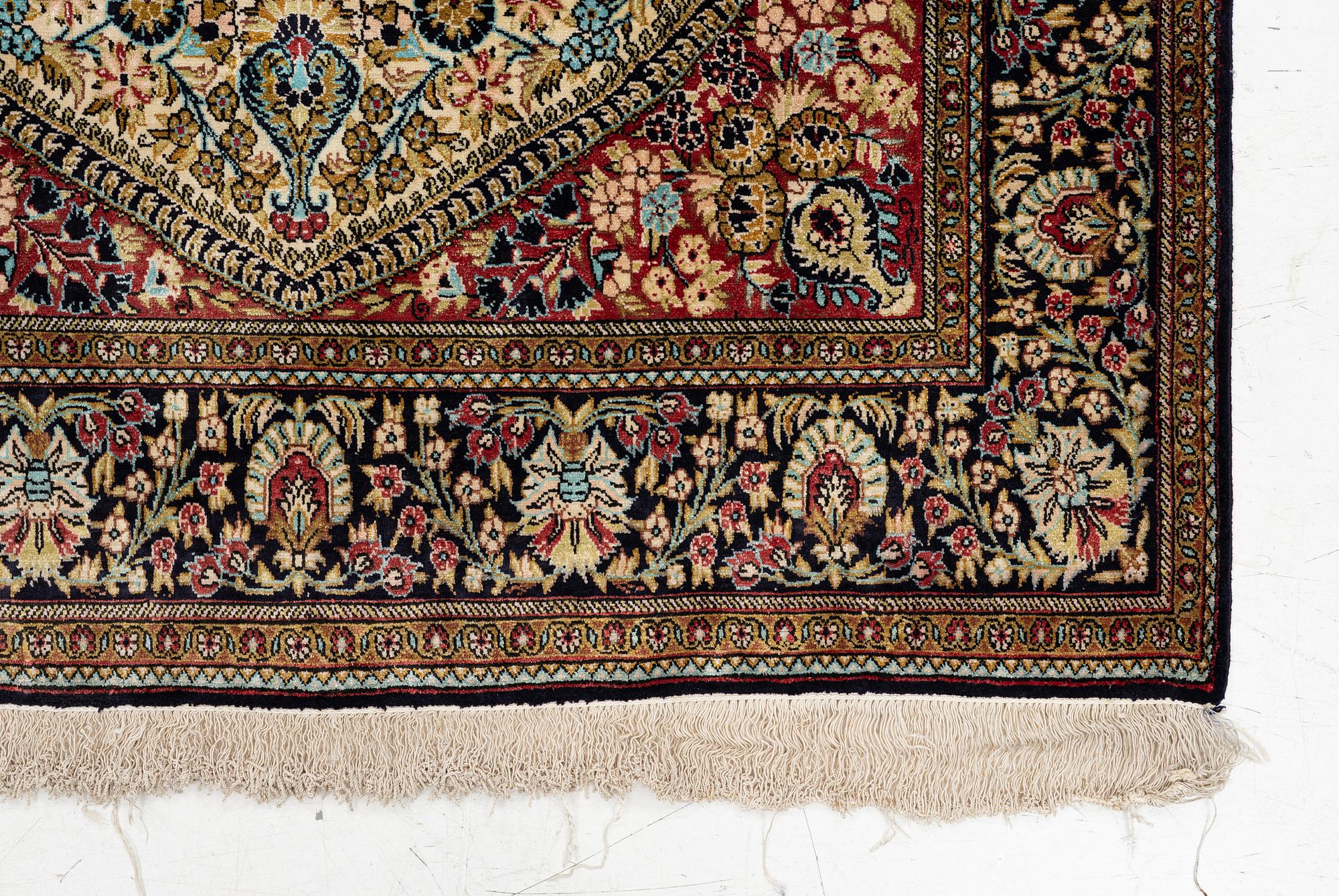 A silk Gohm rug. a 166 x 105 cm.