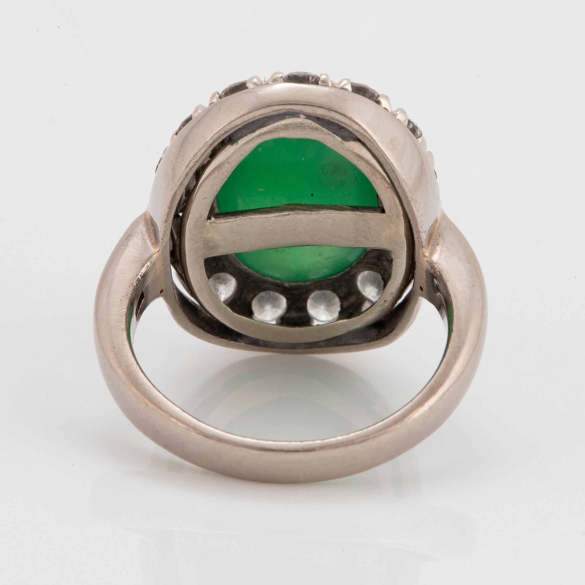 Ring 18K vitguld med jade och runda briljantslipade diamanter.