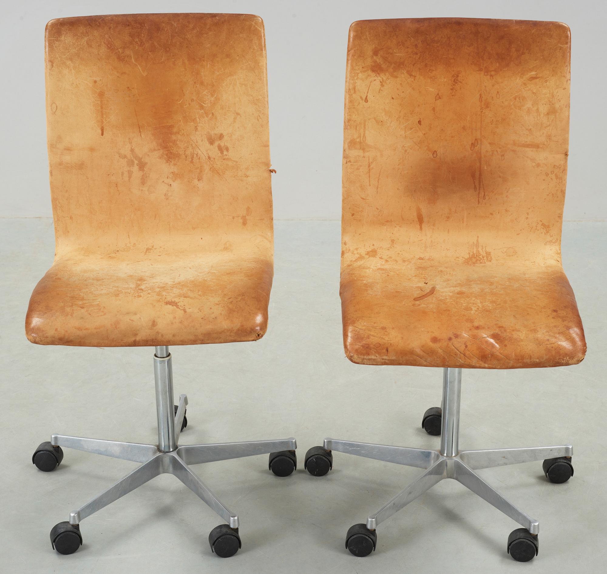 STOLAR, ett par, "Oxford", Arne Jacobsen, Fritz Hansen, Danmark, 1980-tal.