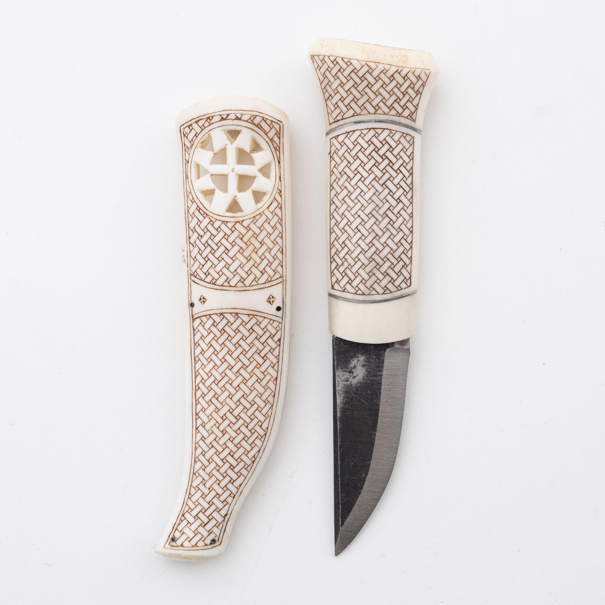 A reindeer horn knife in box by Bertil Fällman, dated 1996.