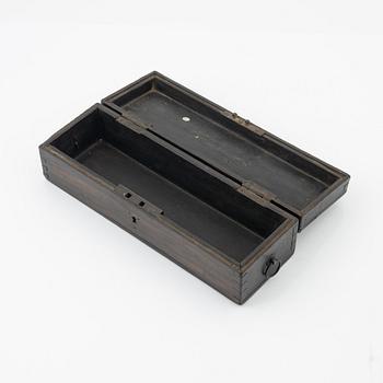 Ask med lock, koranställ samt brevhållare, trä. Indonesien, Jakarta, 1900-tal.