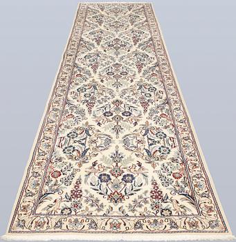 A part silk runner, Nain, so-called 9LAA approx. 390 x 94 cm.