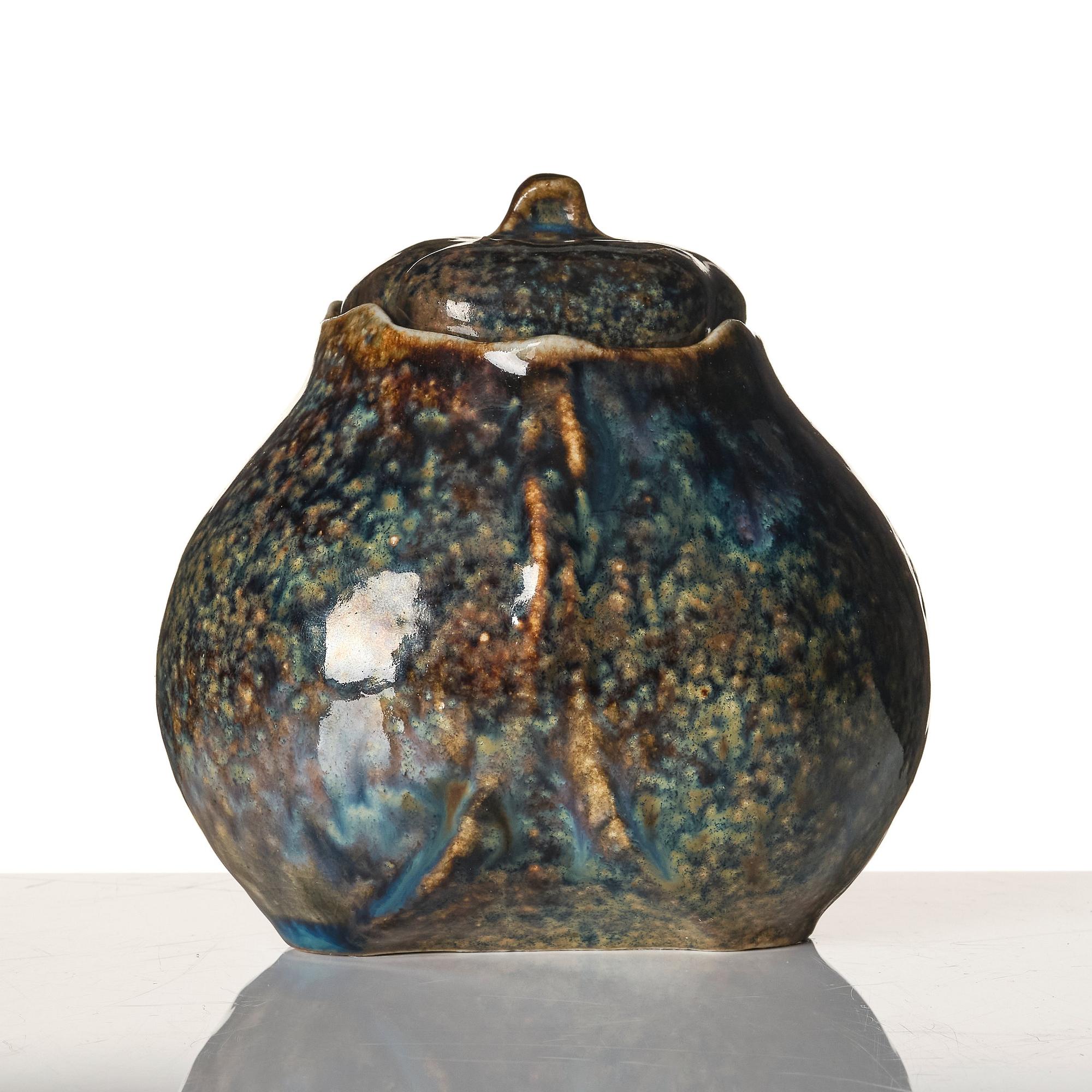 Anders & Bess Wissler, a stoneware pot with cover, Ateljé Solklinten, Mariefred, Sweden 1919.