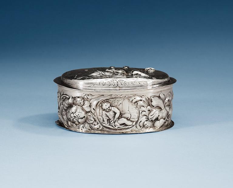 A GERMAN SILVER TOILETTE-CASE, Makers mark of Jürgen Richels, Hamburg 1664-1711.