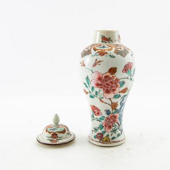 Lock urn China Qianlong 18th century porcelain.