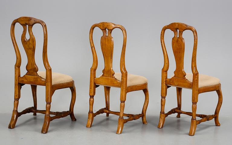 STOLAR, 3 st, varav 2 st Stockholmsarbeten i rokoko, 1700-tal.