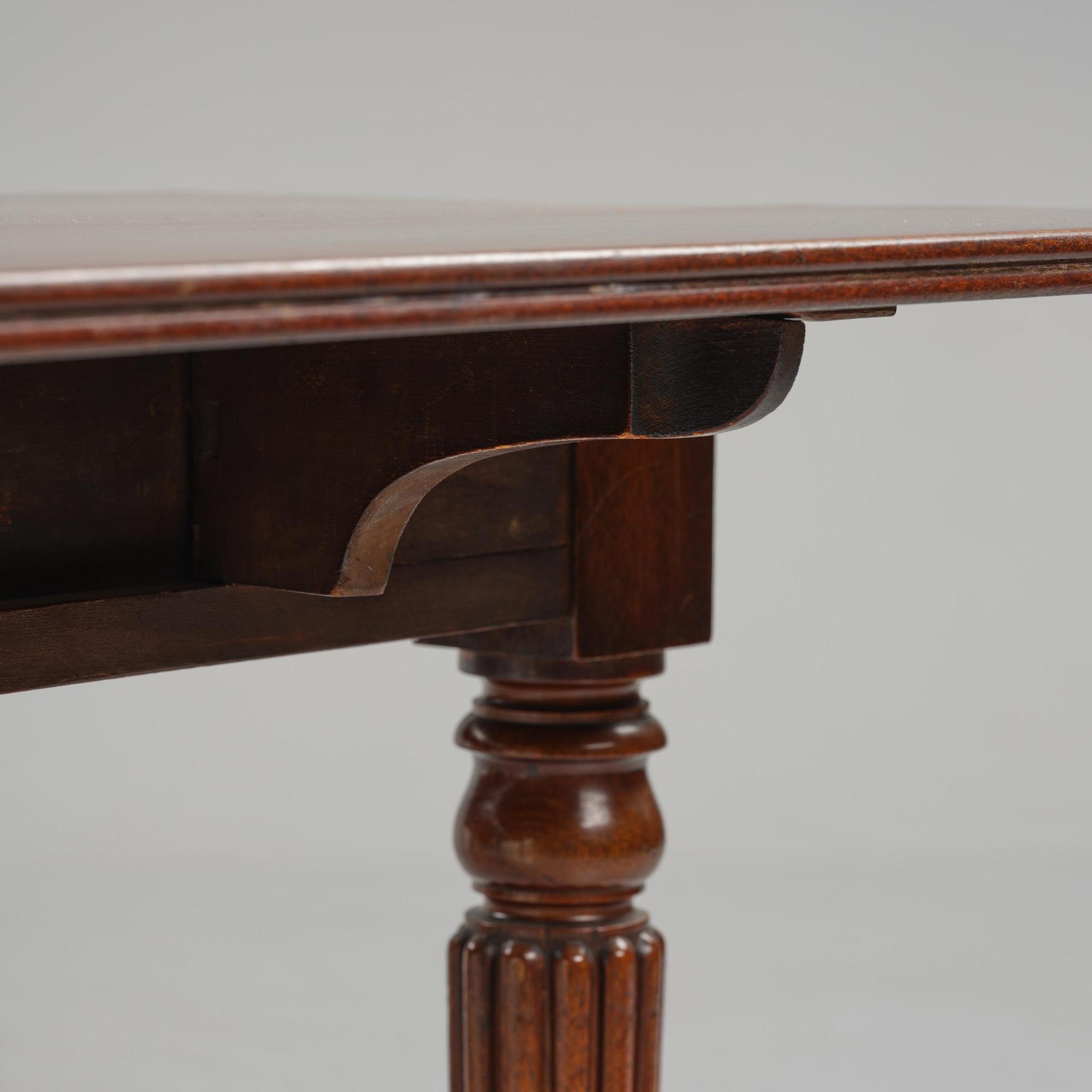 A Regency mahogany dining table, first part 19th century.
